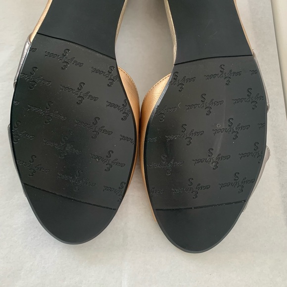 Easy Street Spry silver/gold heel, 1.75” height, size 9.5M, in original box. - Picture 4 of 10